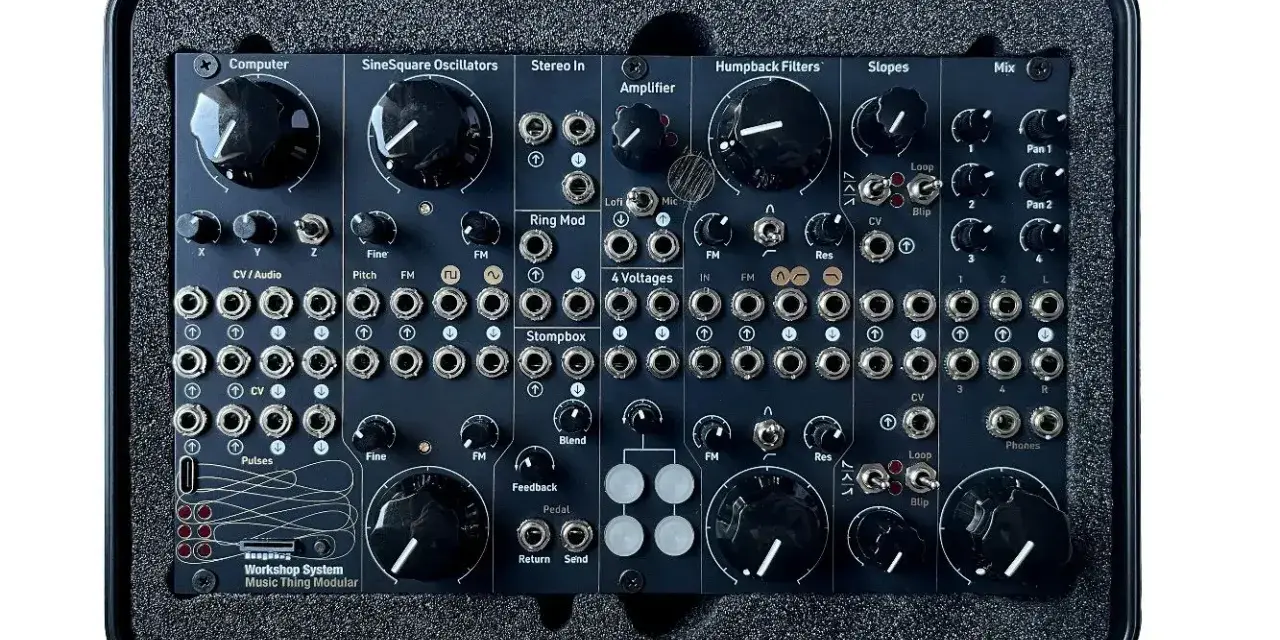 Ein schwarzes, modular aufgebautes Musikinstrument mit vielen Knöpfen und Buchsen, bereit für kreative Klangerzeugung durch **modular synthesis**.