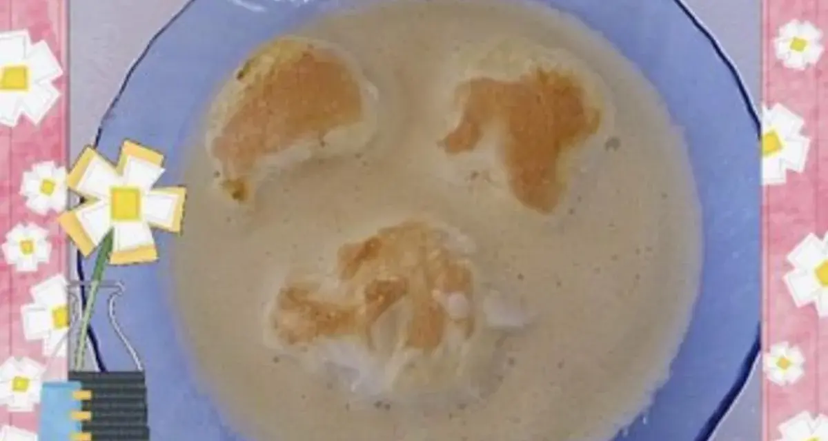 Norddeutsche Buttermilchsuppe mit Croutons, die wie ein lachendes Gesicht aussehen.