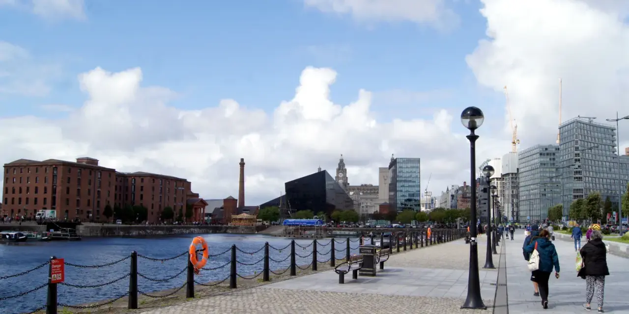Vue des docks de Liverpool, idéale pour visiter Liverpool en 1 jour. Bâtiments historiques et modernes, promenade animée.