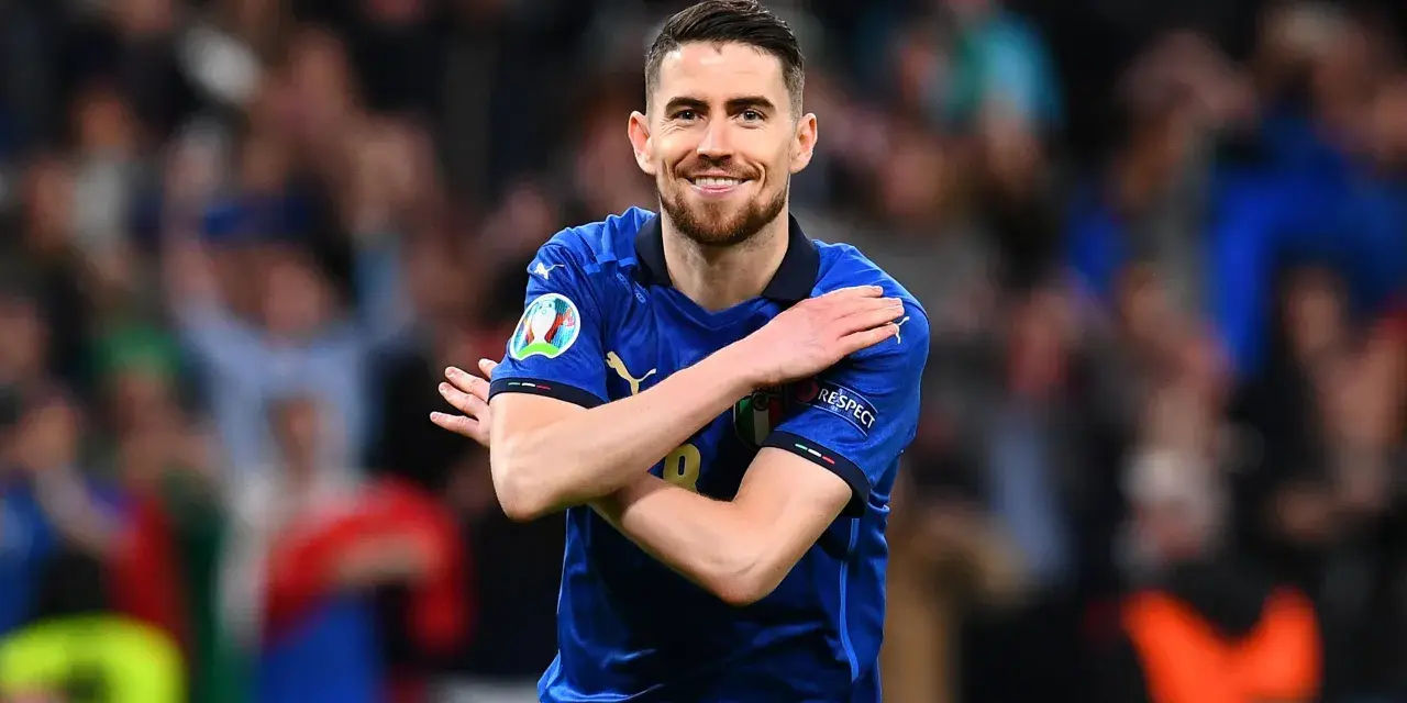 Jorginho, con su sonrisa, celebra un gol. Su juego lo acerca al Balón de Oro.