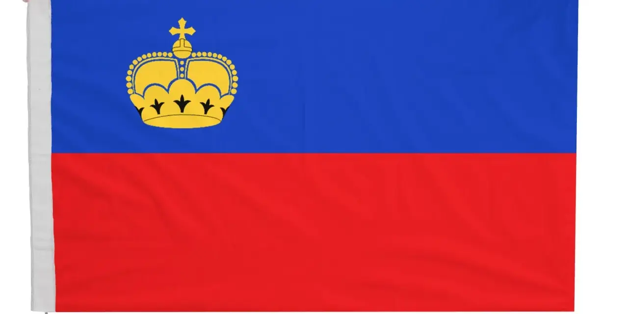 Flaga Liechtenstein: niebieski pas u góry, czerwony u dołu, a na górnym pasie złota korona.