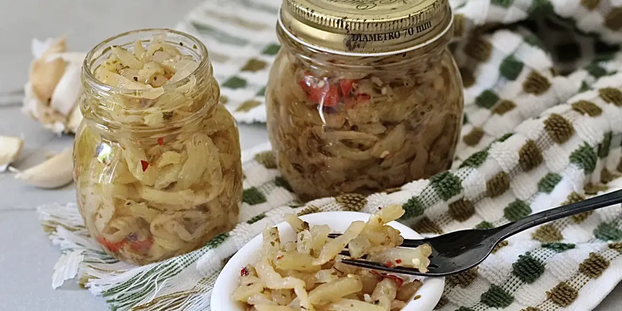 Berenjenas en vinagre de la abuela, un manjar casero con ajo y especias.