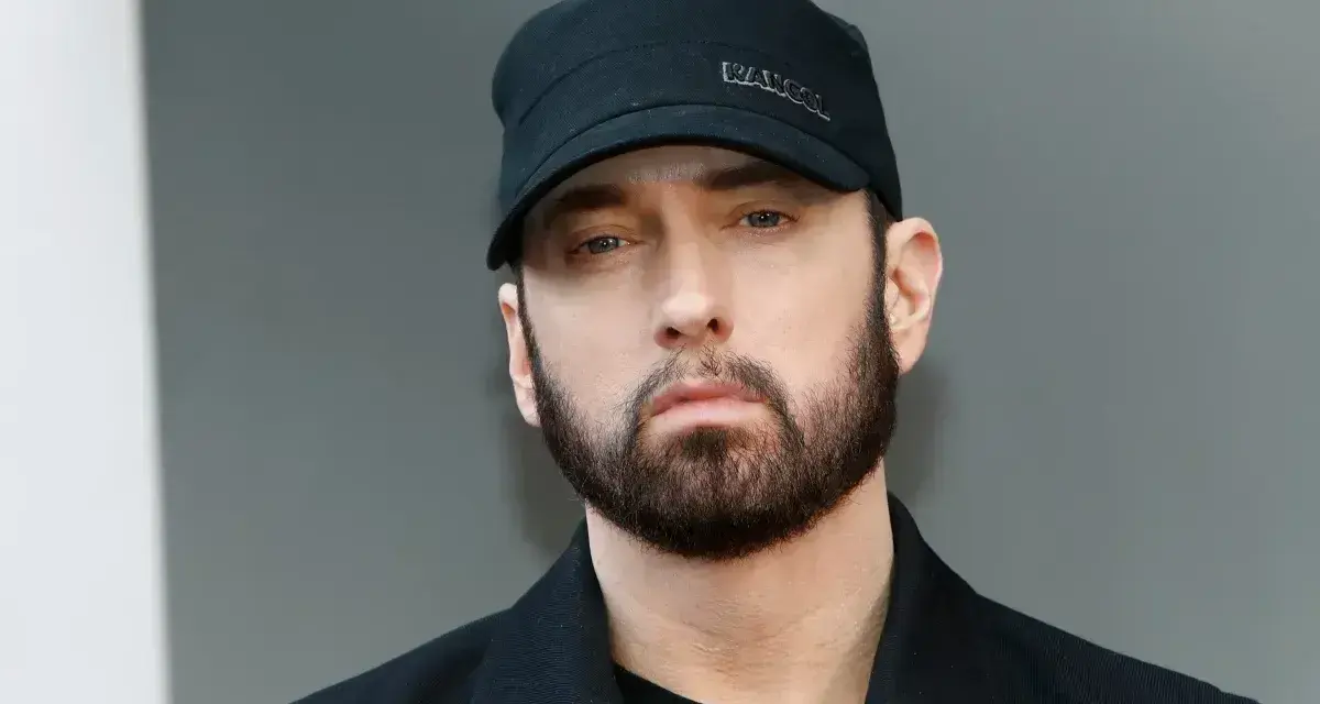 Eminem w czapce Kangol, z brodą, wygląda jakby świętował swoje urodziny.