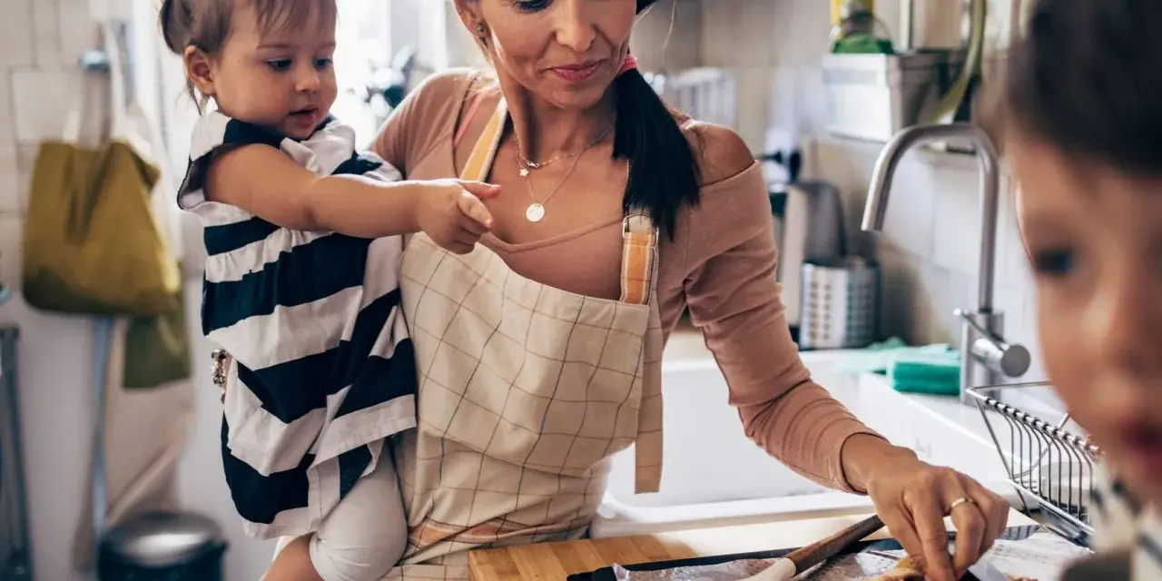 Mutter mit Kleinkind in der Küche, die gemeinsam backen. Tolle Ideen für Rezepte Kleinkinder.