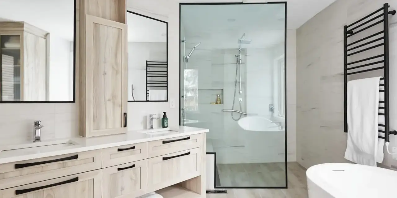 Salle de bain moderne avec double vasque, douche vitrée et baignoire îlot. Une belle rénovation baignoire pour un espace épuré.