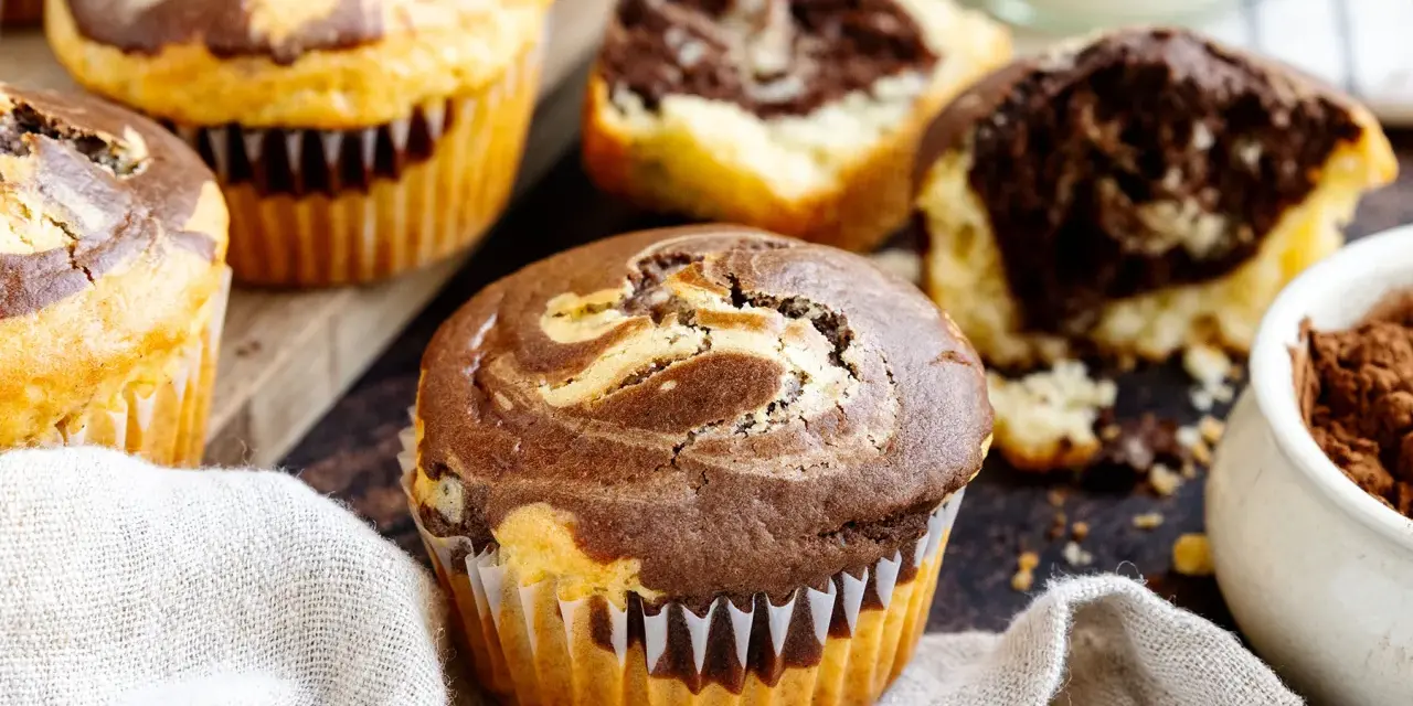 Saftige Marmor Muffins, perfekt für ein Marmor Muffins Rezept. Ein köstlicher Genuss mit Swirls aus Schokolade und Vanille.