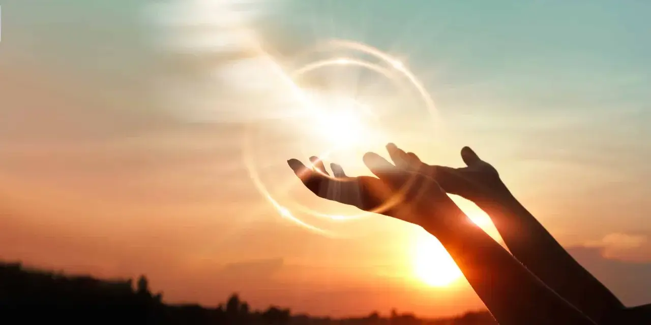 Hände strecken sich im Sonnenuntergang dem Licht entgegen, ein Symbol für Glauben und Hoffnung, wie in Markus 9,23.