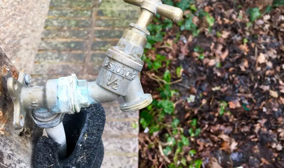 Jak zabezpieczyć kran na zimę, aby uniknąć kosztownych napraw