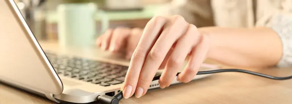 Pojemność baterii laptopa a czas pracy: co musisz wiedzieć, aby nie rozczarować się