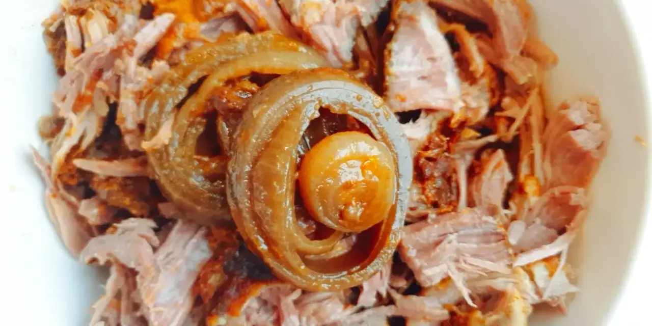 Pyszna szarpana wieprzowina, idealna do kanapek i tacos. Ten przepis na szarpaną wieprzowinę zachwyci każdego!