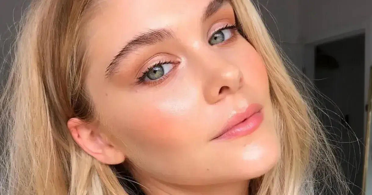 Delikatny makijaż typu "makeup no makeup" podkreśla naturalne piękno kobiety z zielonymi oczami i blond włosami.