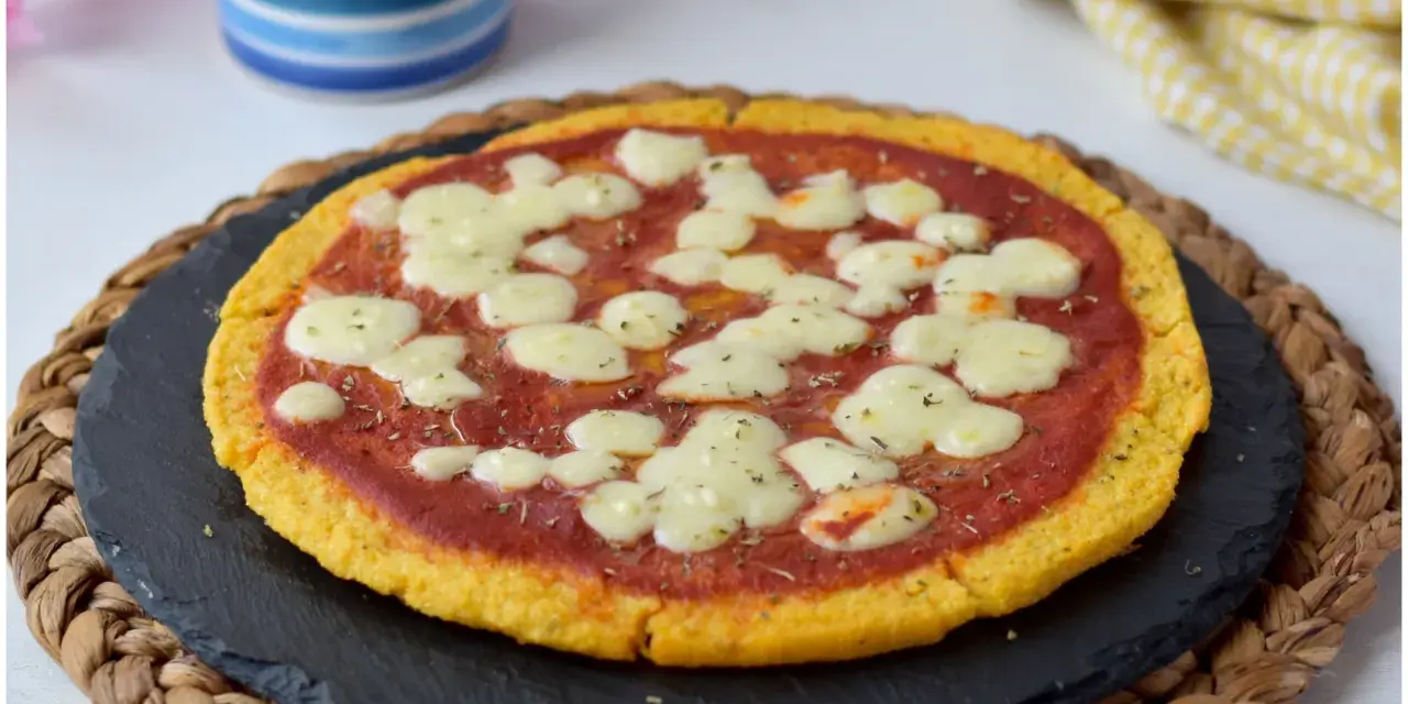 Pizza di patate con pomodoro e mozzarella filante, un piatto gustoso e originale.