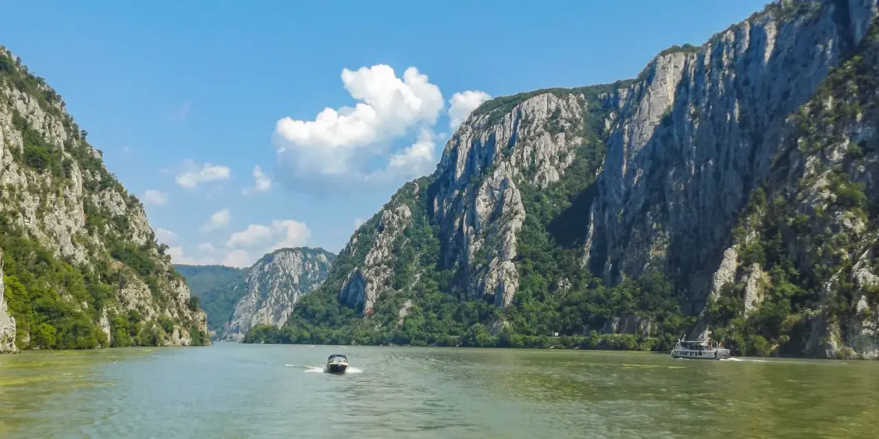 Rejs przez skalne wąwozy, gdzie rzeka tworzy naturalną żelazną bramę. W oddali widać statki.