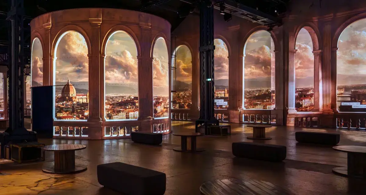 Une projection immersive d'une ville italienne, évoquant la splendeur de la renaissance italienne, avec des arches et un ciel dramatique.