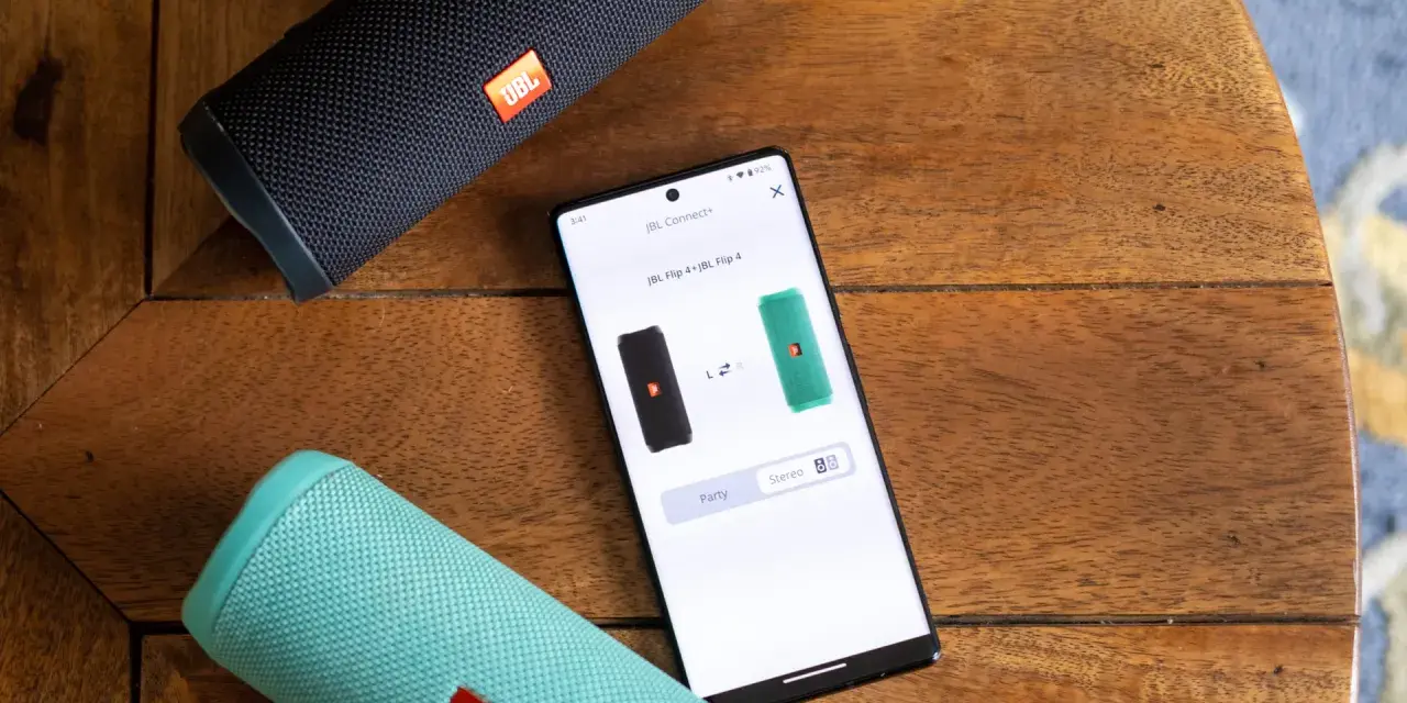 Dwa głośniki JBL Flip 4, czarny i zielony, połączone przez aplikację JBL Connect+ w trybie stereo.