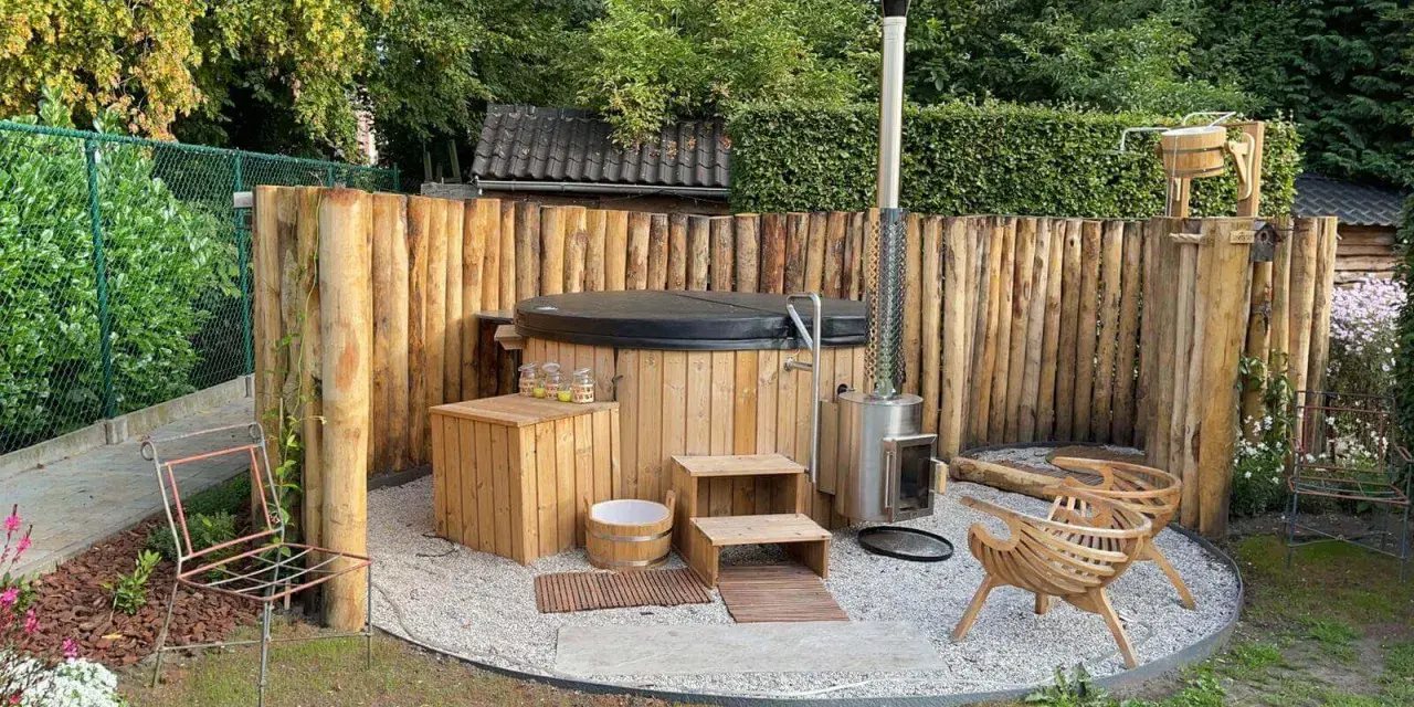 Entspannende gartendusche ideen: Ein Whirlpool mit Holzverkleidung, daneben ein Holzofen und Sitzgelegenheiten aus Holz.