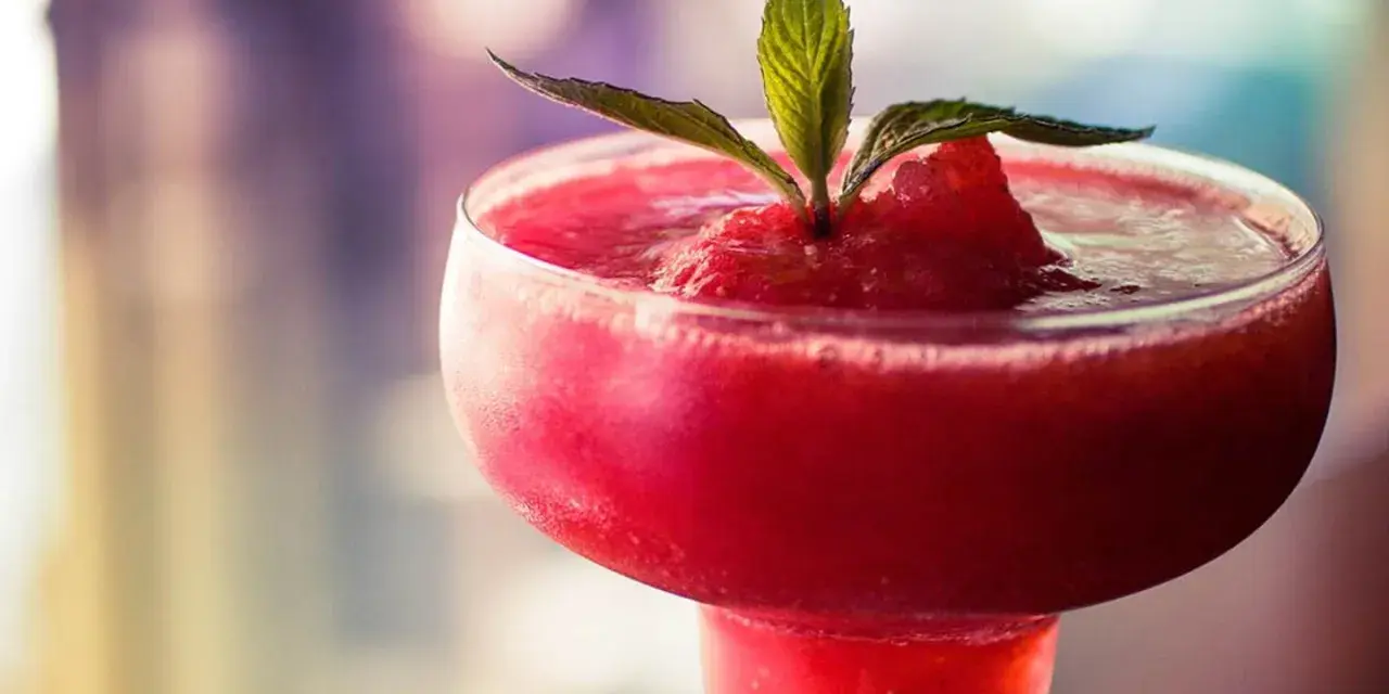 Fryst jordgubbsdaiquiri, perfekt för en varm sommardag. Här är ett enkelt frozen strawberry daiquiri recept.