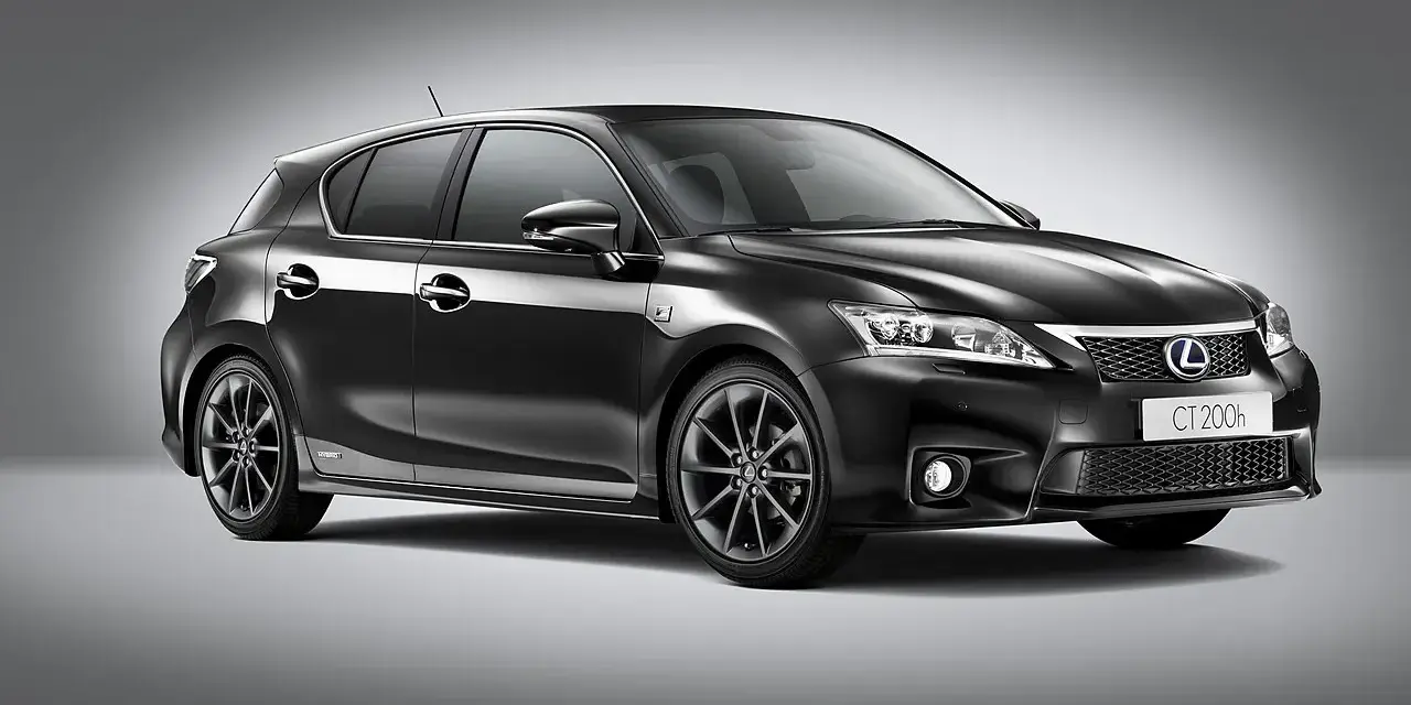 Czarny Lexus CT 200h z przodu, na szarym tle.