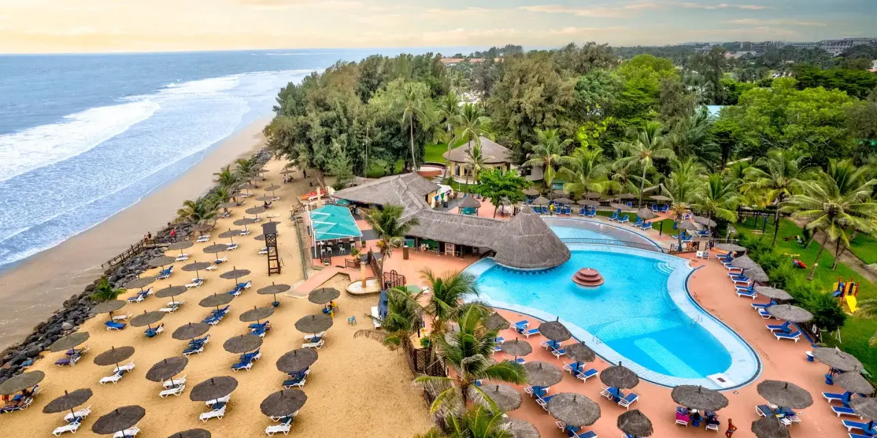 Idealne wakacje Gambia: plaża, basen i palmy. Słońce, morze i relaks w tropikalnym raju.
