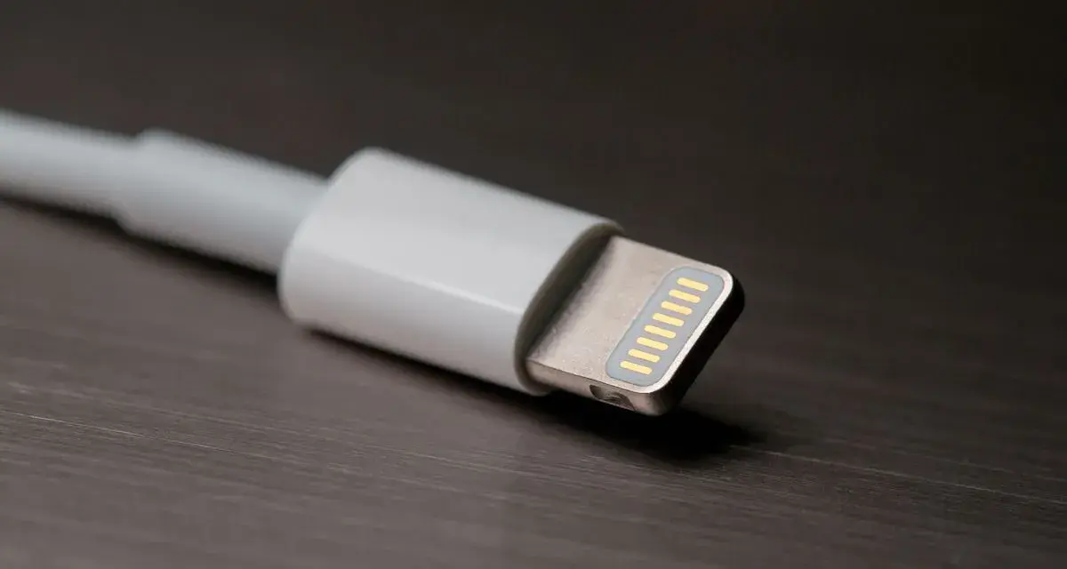 Biały kabel z końcówką jack to lightning, gotowy do podłączenia.