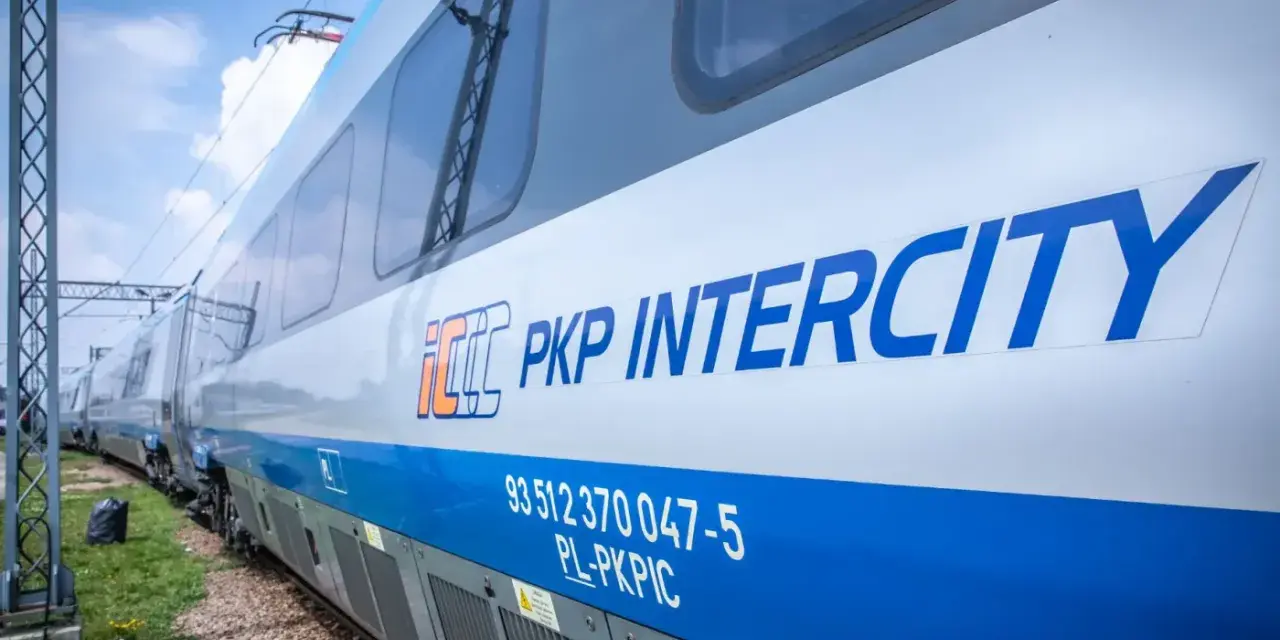 Nowoczesny pociąg PKP Intercity, być może relacji "Hańcza", gotowy do podróży.