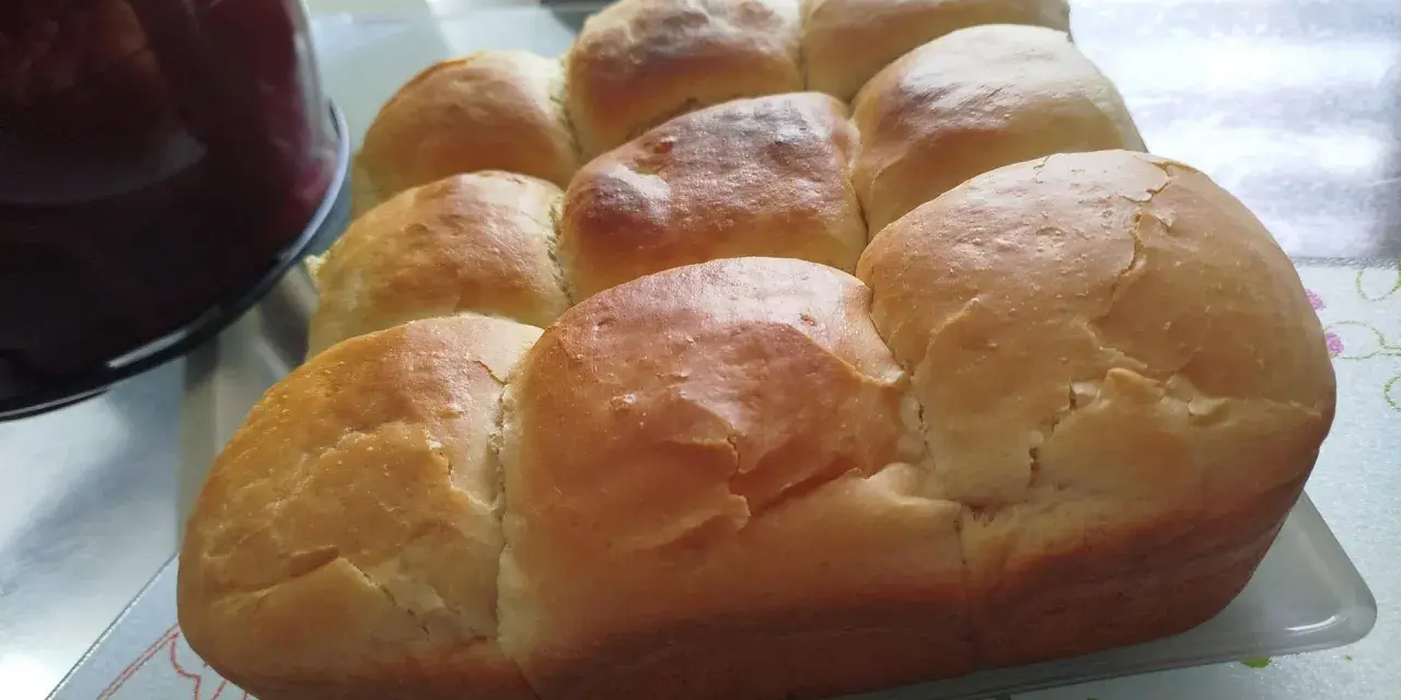 Délicieux pain brioché doré, parfait pour une recette brioche facile. Il est prêt à être dégusté.