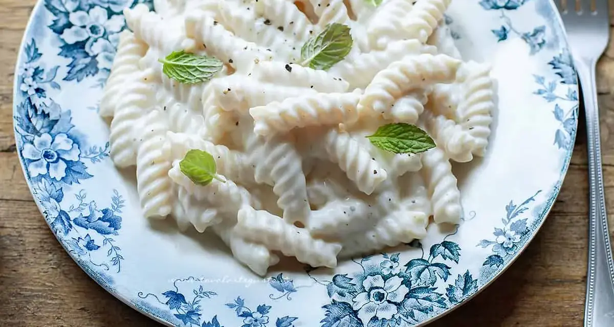 Fusilli cremosi con ricotta e menta fresca, un piatto semplice e gustoso.