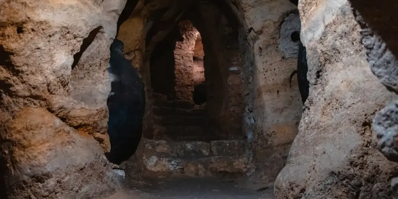 Antigua escalera de piedra que desciende hacia la oscuridad, parte de un misterioso embalse en Guadalajara.