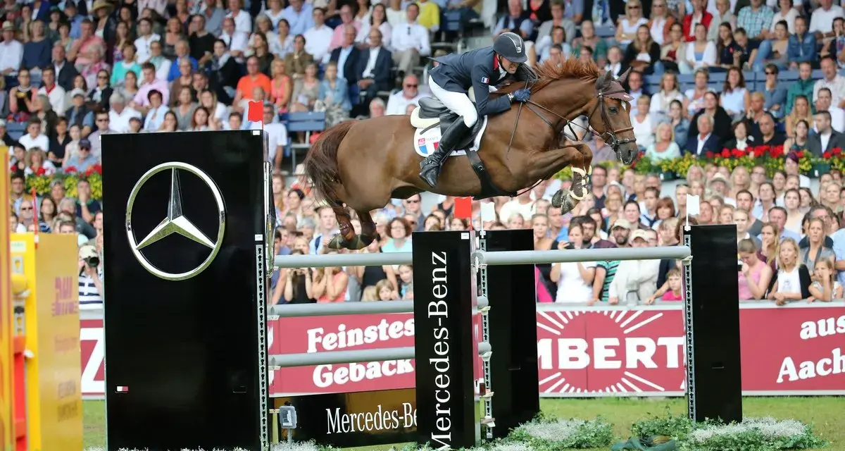 Un cavalier français saute un obstacle, dans le cadre du classement des meilleurs cavaliers français CSO.