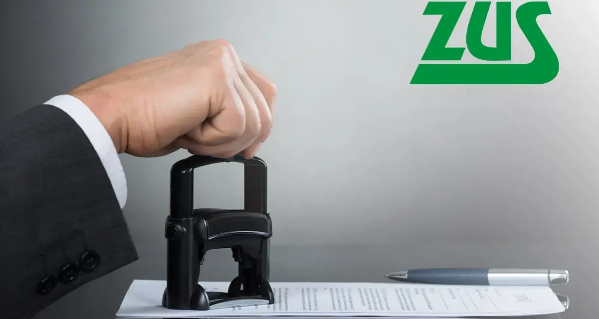 Dłoń w garniturze przyciska pieczątkę do dokumentu. Logo ZUS. Temat: sprzeciw wobec orzeczenia lekarza orzecznika ZUS - forum.