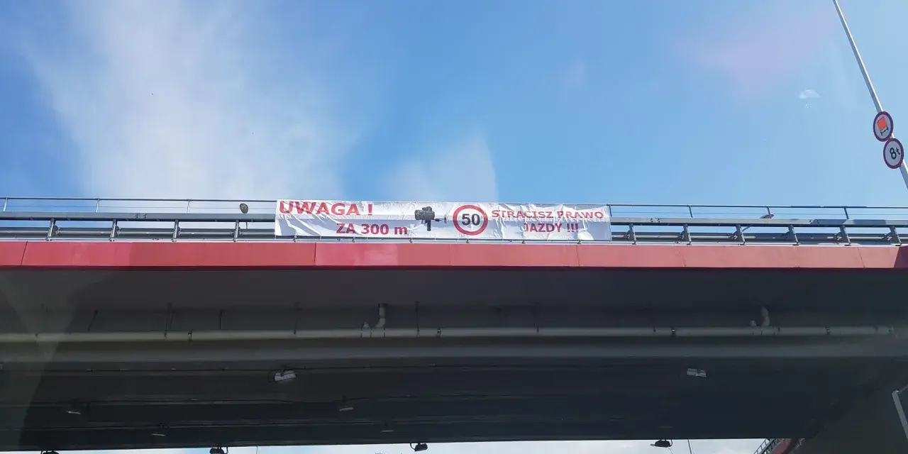 Uwaga! Przekroczenie prędkości o 30 w terenie zabudowanym grozi utratą prawa jazdy. Zbliżasz się do strefy kontroli.