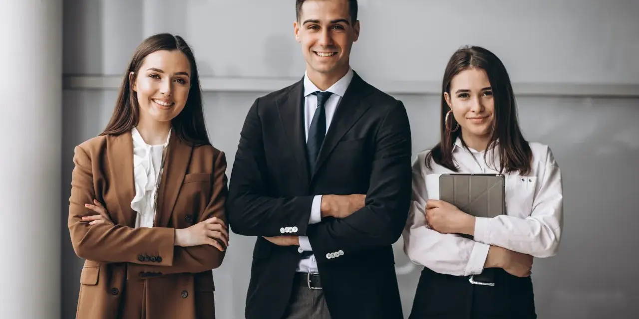 Tre professionisti sorridenti, pronti per i corsi de Il Sole 24 Ore.