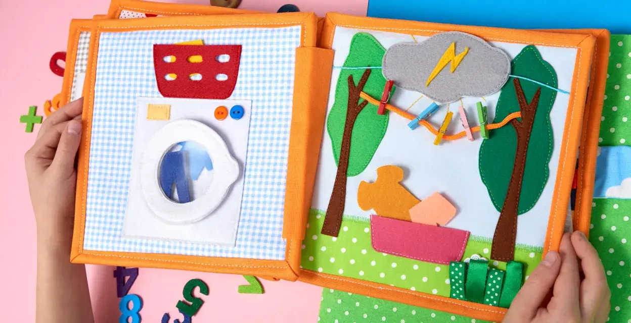Książeczka sensoryczna personalizowana – wspieraj rozwój dziecka przez zabawę