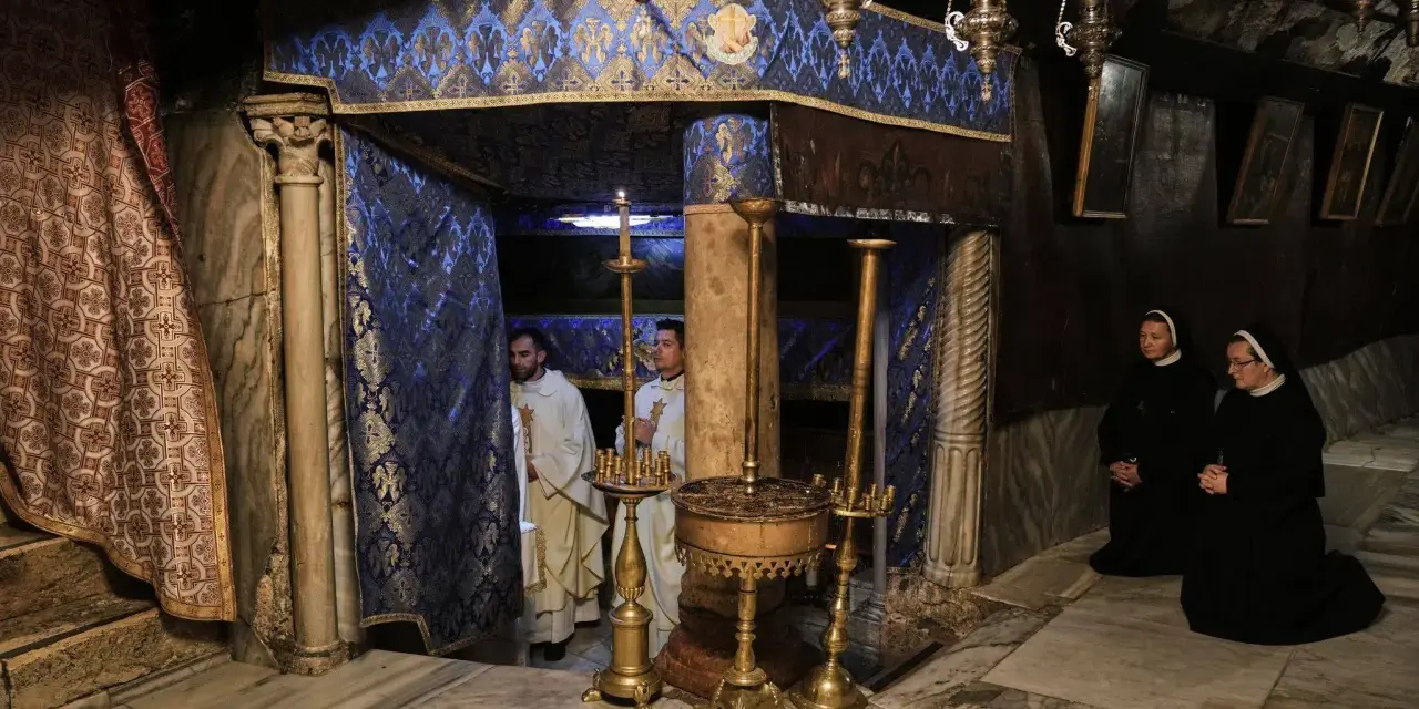 Im Inneren der Geburtsgrotte, wo ist Jesus geboren, stehen Priester und Nonnen in Andacht.