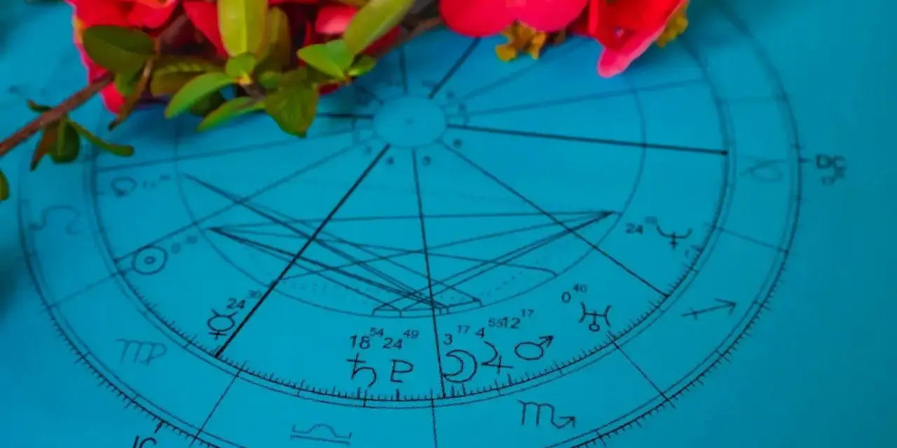 Astrologiczna mapa nieba z kwiatami. Dowiedz się, jak obliczyć Wenus w znaku zodiaku, analizując położenie planet.