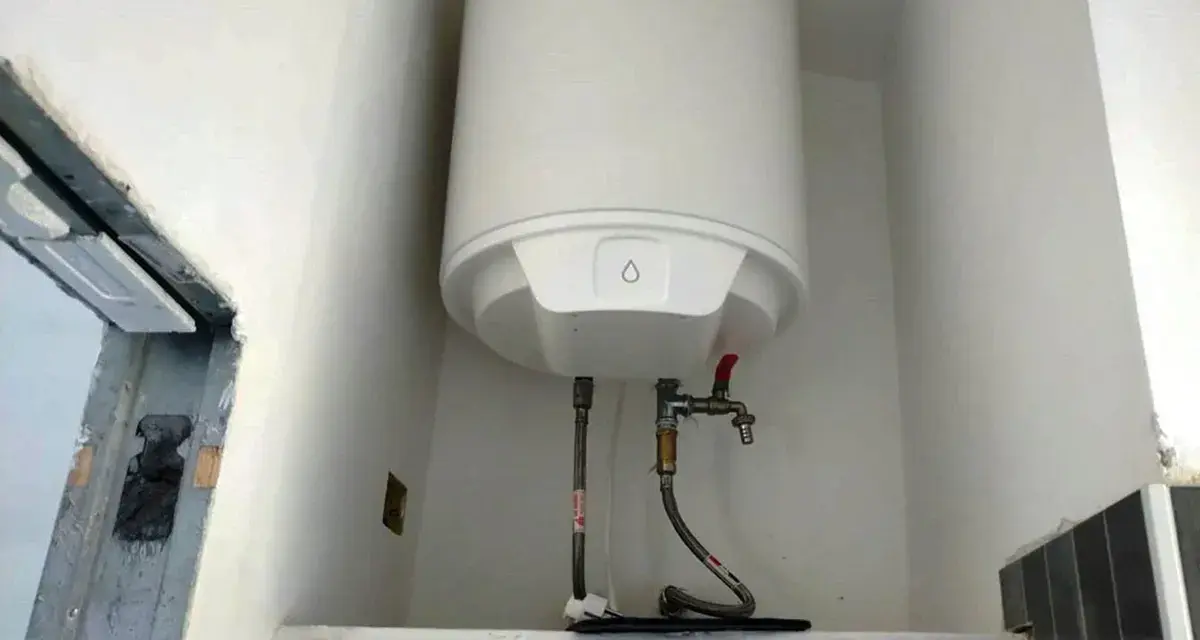 Scaldabagno elettrico bianco con tubi e rubinetto. Potrebbe esserci aria nello scaldabagno elettrico, ma l'immagine non lo mostra.