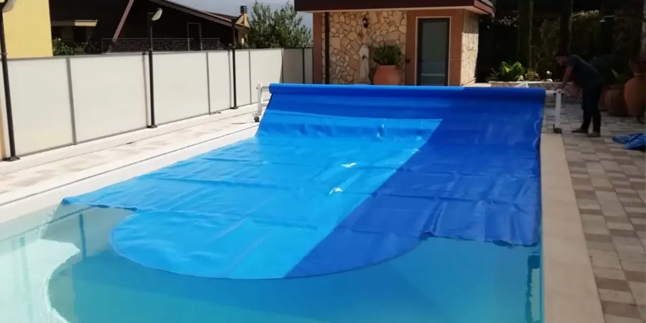 Cubierta azul para piscina, ideal para saber como calentar el agua de la piscina y mantenerla limpia.
