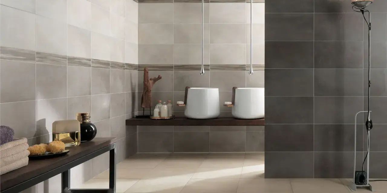 Bagno moderno con lavabi bianchi sospesi, ideale per chi cerca idee su come rivestire un bagno con stile e funzionalità.