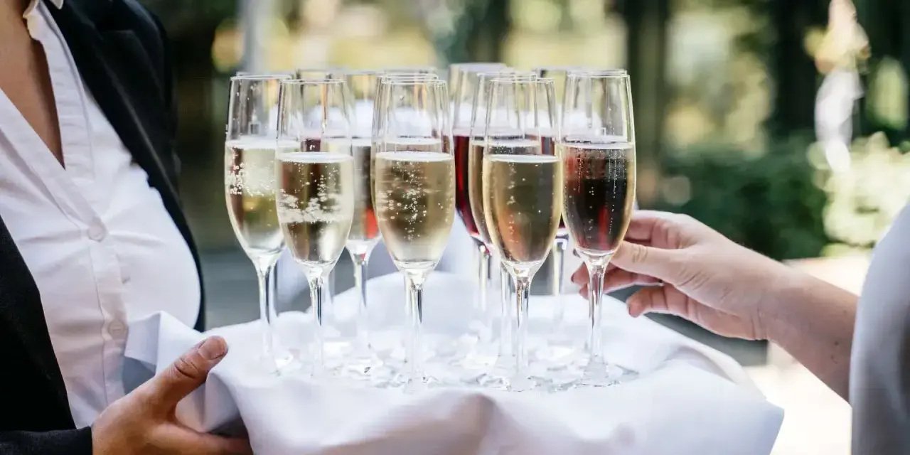 Taca z kieliszkami pełnymi musującego prosecco drink zamiast proseco. Idealny na toast!