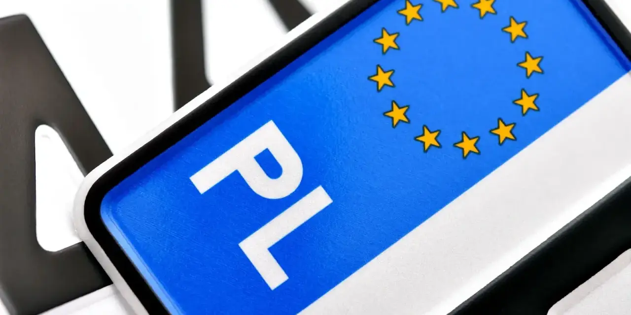 Tablice rejestracyjne PL z gwiazdkami UE. Zastanawiasz się, ile kosztuje własna rejestracja?