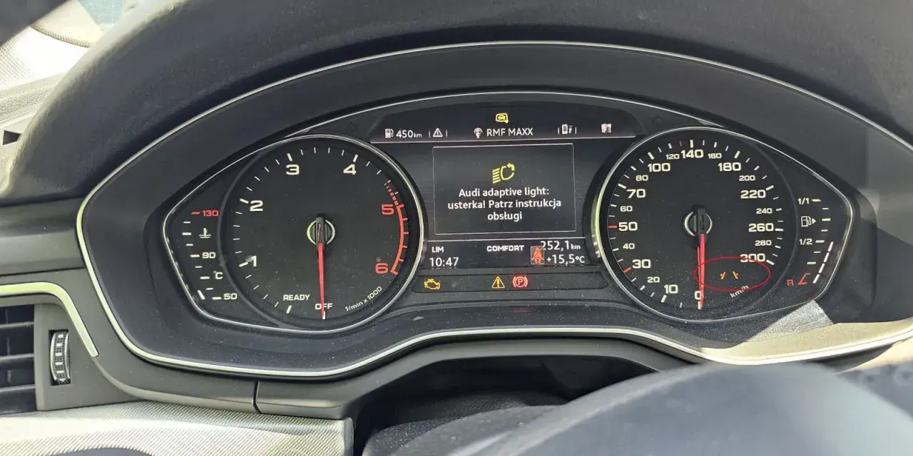 Na desce rozdzielczej Audi wyświetla się komunikat "Audi adaptive light: usterka! Patrz instrukcja obsługi". To sygnał, że asystent jazdy w korku wymaga uwagi.