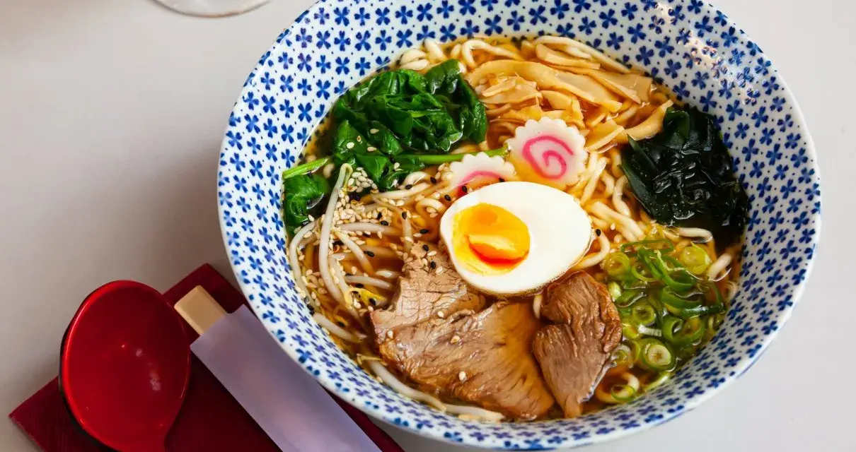 Miska z miso ramen z makaronem, jajkiem, mięsem, warzywami i nori.