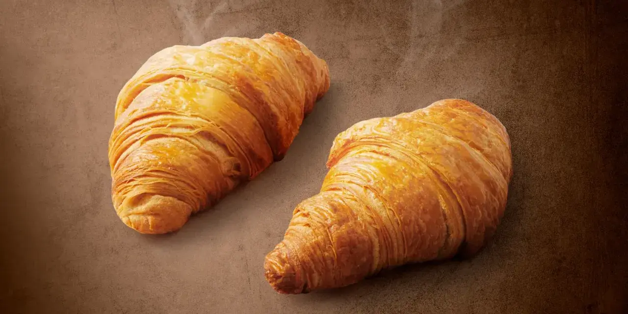 Dwa świeże, złociste rogaliki z Lidla, idealne na śniadanie. Zastanawiasz się nad ich kcal?