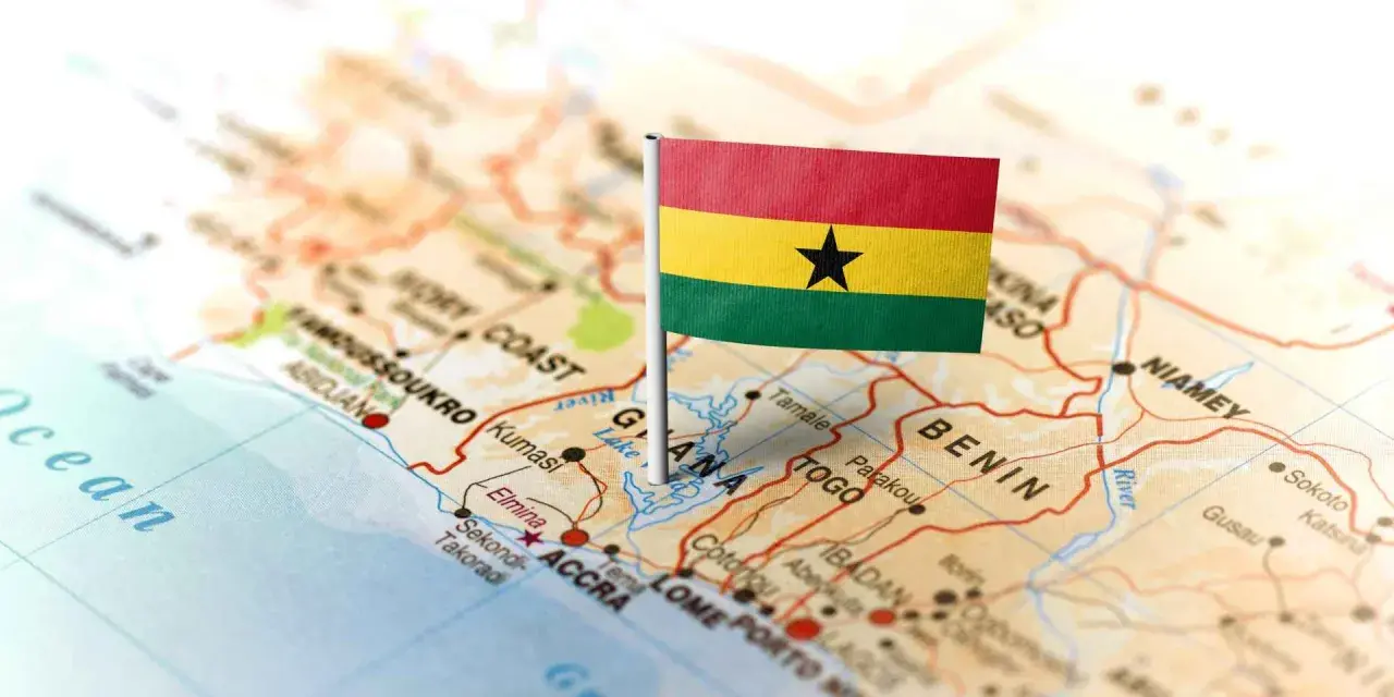 Flaga Ghany na mapie Afryki, wskazująca gdzie jest Ghana. Widoczne są też Wybrzeże Kości Słoniowej, Togo i Benin.
