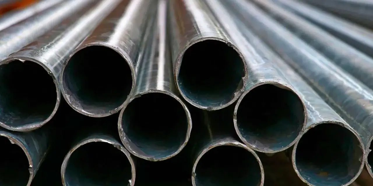 Tubos de acero galvanizado apilados. Aunque el acero galvanizado se oxida, su recubrimiento protector ayuda a prevenir la corrosión.