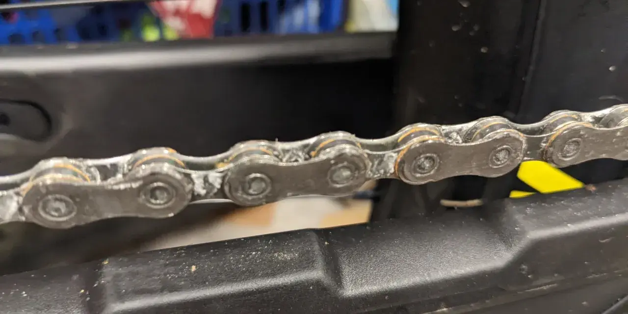 Cykelkedjan är täckt av vitt vax, redo för en smidig tur.