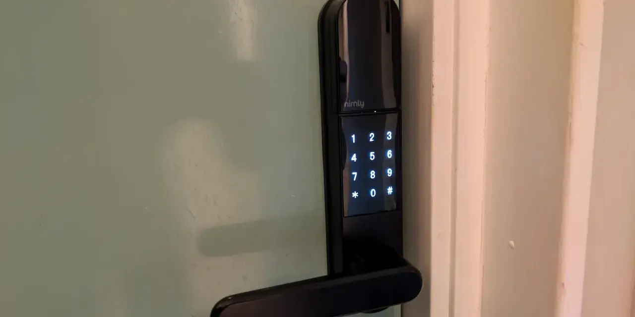 Svart digitalt dörrlås med kodpanel, modell Nimly. Ett modernt lås som ger trygghet, som ssf 3522 klass 3.