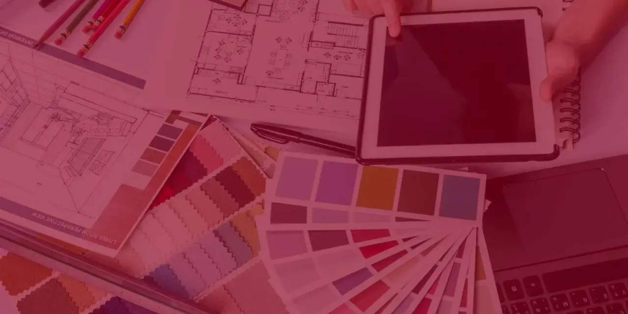 Materiały do projektowania wnętrz: plany, próbki tkanin, palety kolorów, tablet. Idealne dla przyszłych studentów architektury wnętrz, którzy zastanawiają się, co zdawać na maturze.