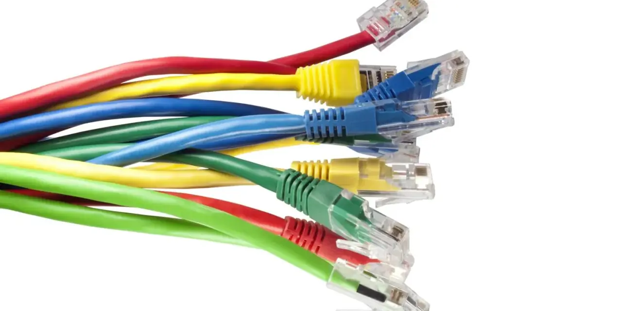 En bunt färgglada nätverkskablar, var och en 5 meter lång, med RJ45-kontakter.