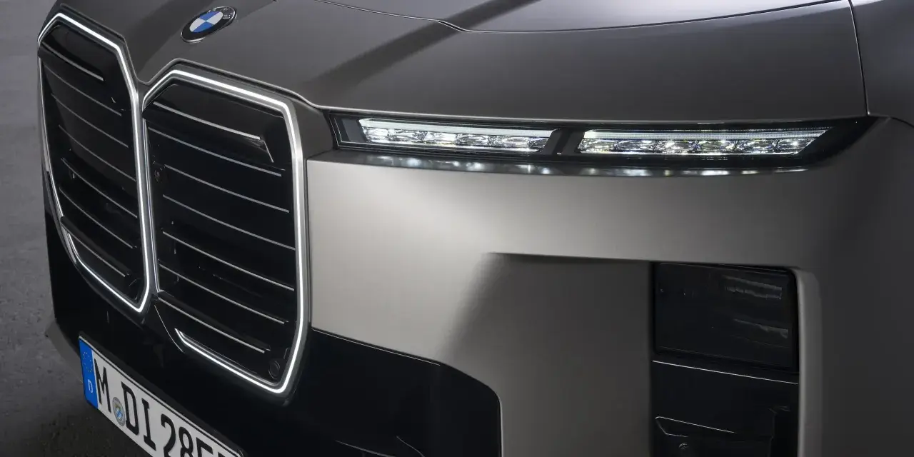 Przód nowego BMW 2026 z podświetlaną atrapą chłodnicy i smukłymi światłami LED.